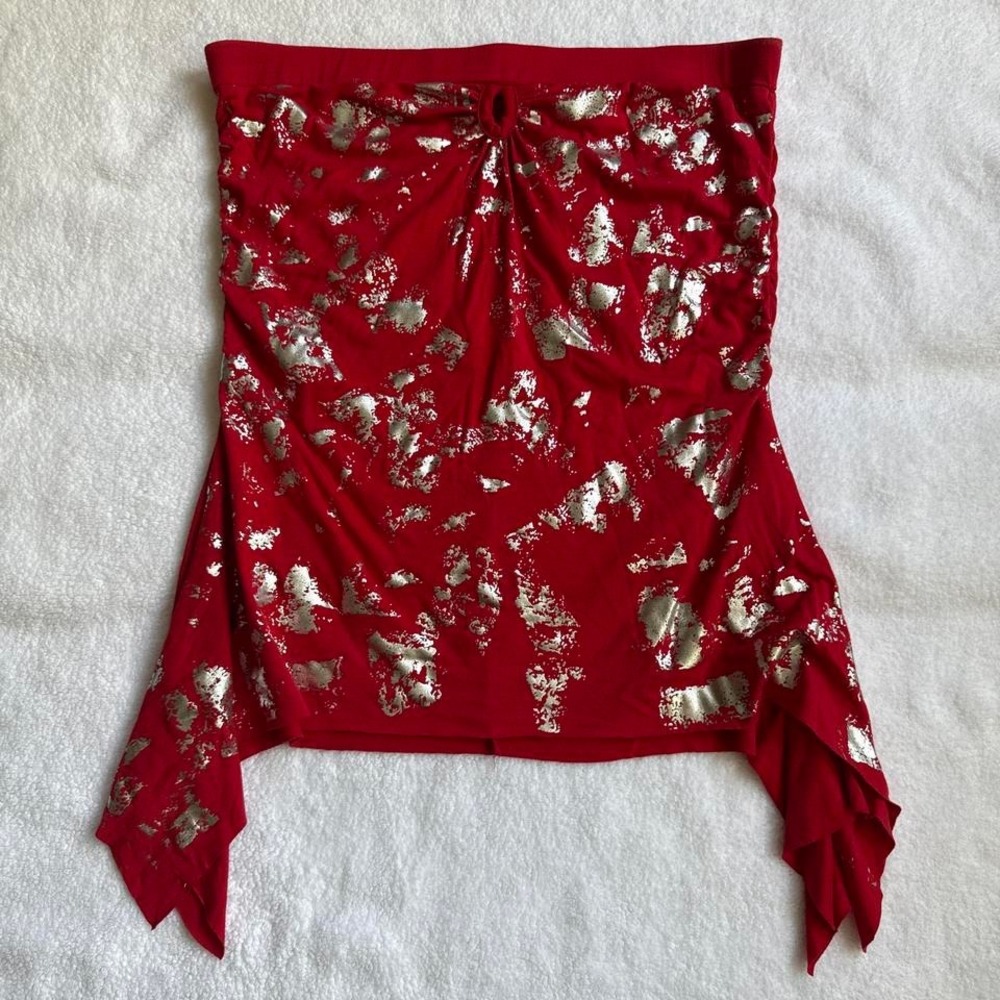 Red and gold metallic strapless top with longer sides